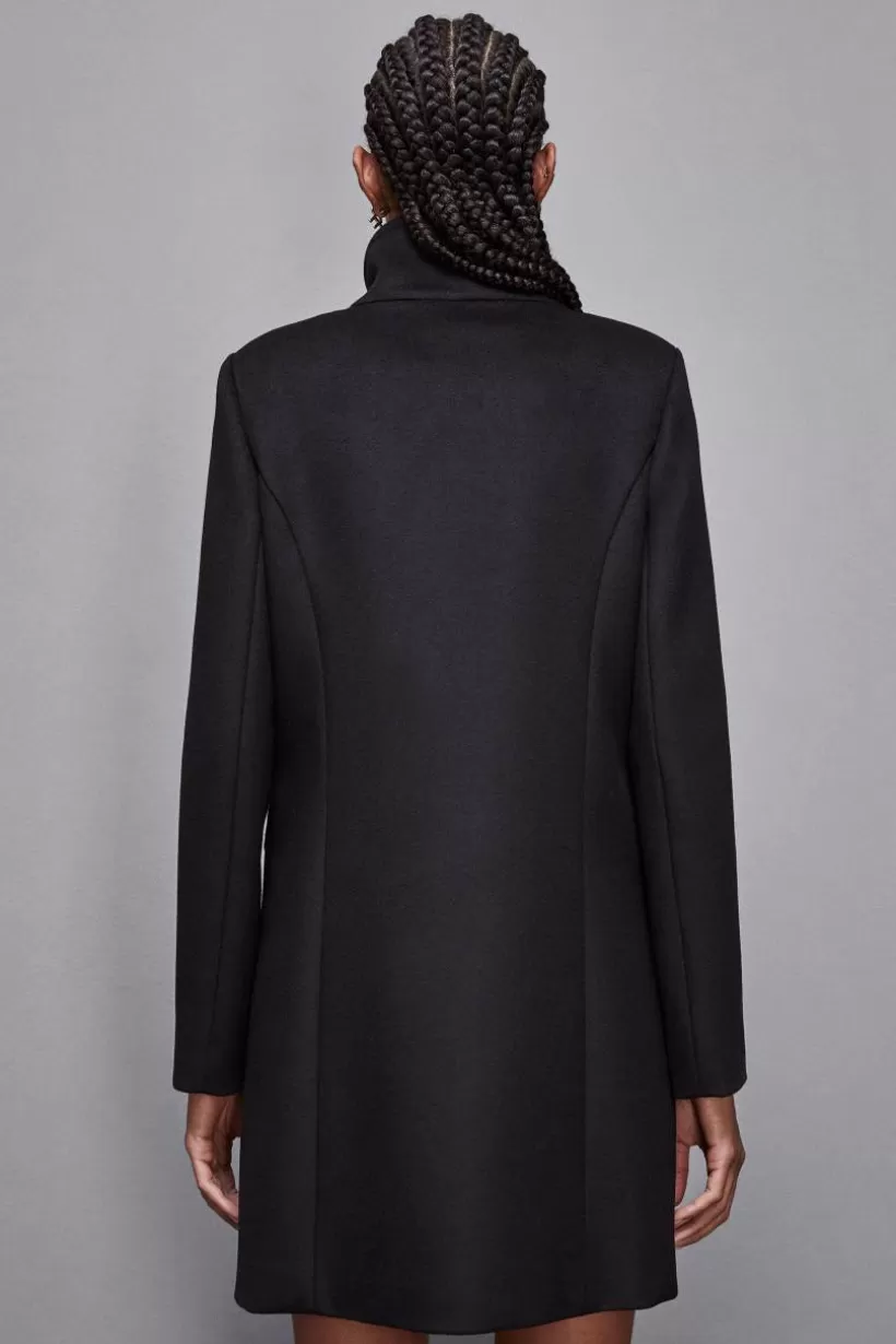 paszcz_z_sukna_z_wysokim_konierzem_essential_2-1.webp Płaszcz z sukna z wysokim kołnierzem "Essential"^Patrizia Pepe New