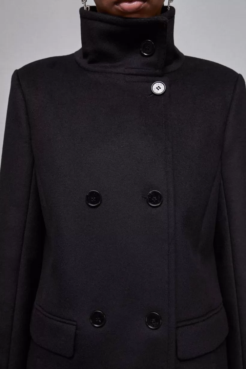 paszcz_z_sukna_z_wysokim_konierzem_essential_3-1.webp Płaszcz z sukna z wysokim kołnierzem "Essential"^Patrizia Pepe New