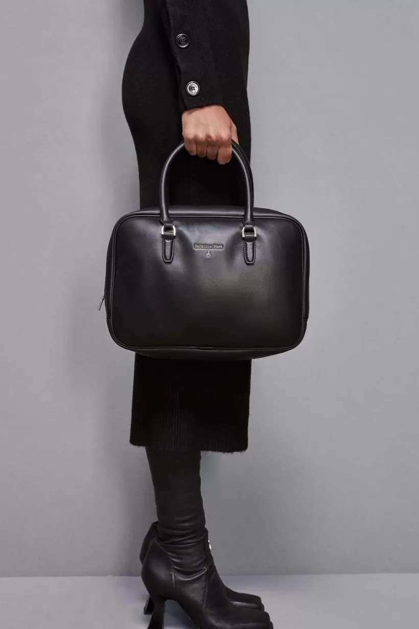 Skórzana torba na ramię z zamkiem typu camera case^Patrizia Pepe Best