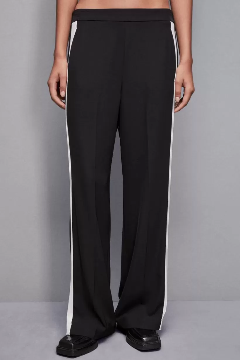 spodnie_z_niskim_stanem_i_kolorowym_lampasem_2-1.webp Spodnie z niskim stanem i kolorowym lampasem^Patrizia Pepe New