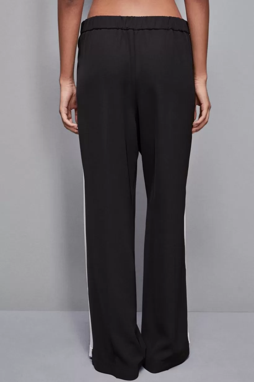 spodnie_z_niskim_stanem_i_kolorowym_lampasem_3-1.webp Spodnie z niskim stanem i kolorowym lampasem^Patrizia Pepe New