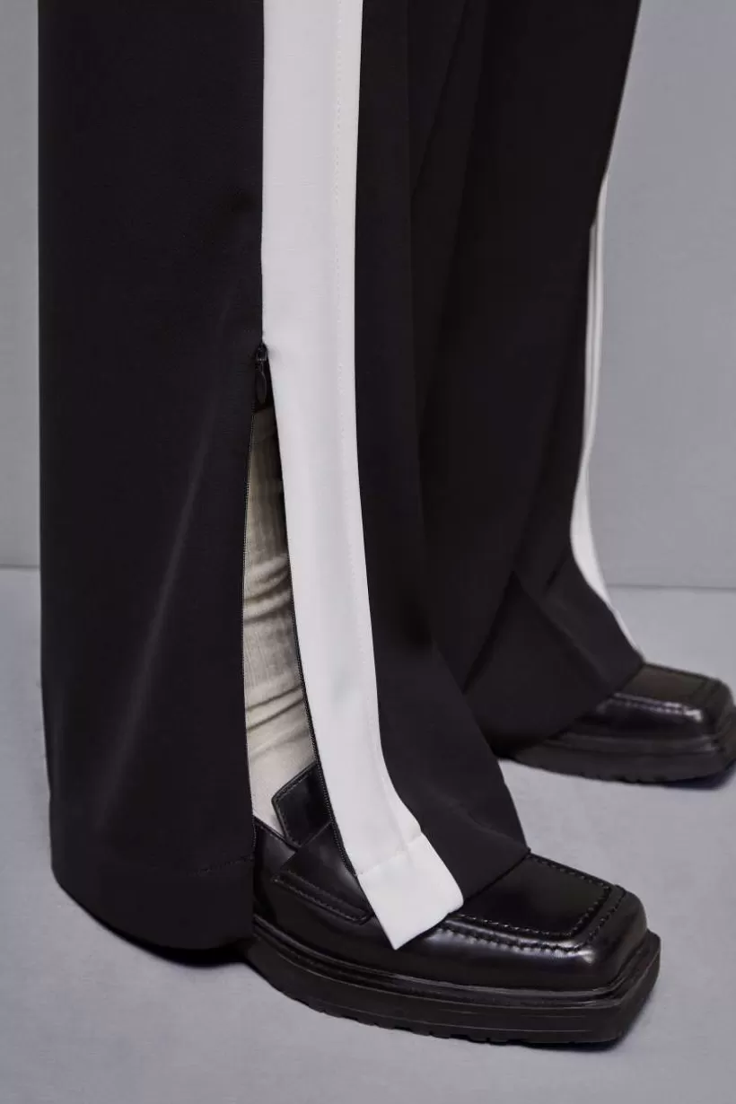 spodnie_z_niskim_stanem_i_kolorowym_lampasem_5-1.webp Spodnie z niskim stanem i kolorowym lampasem^Patrizia Pepe New