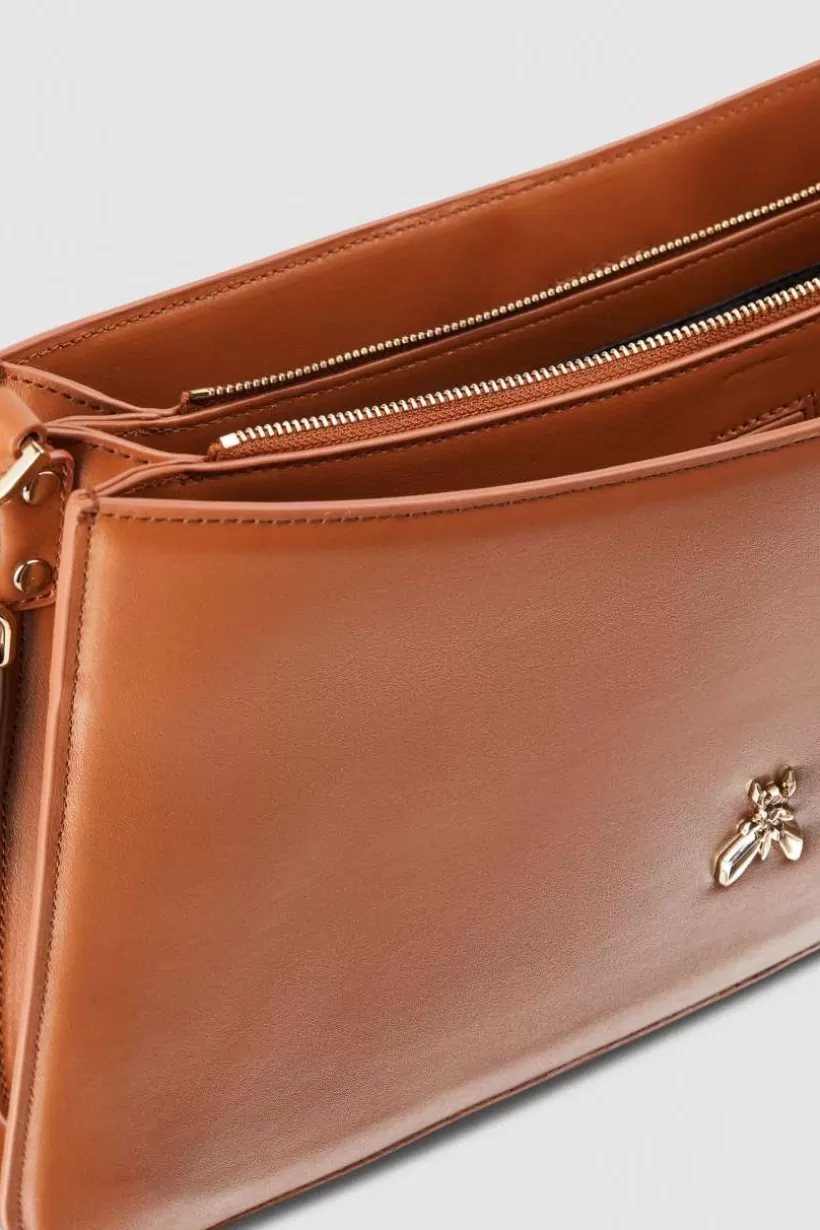 torebka_do_rki_z_odpinanym_skrzanym_uchwytem_4-1.webp Torebka do ręki z odpinanym skórzanym uchwytem^Patrizia Pepe Sale